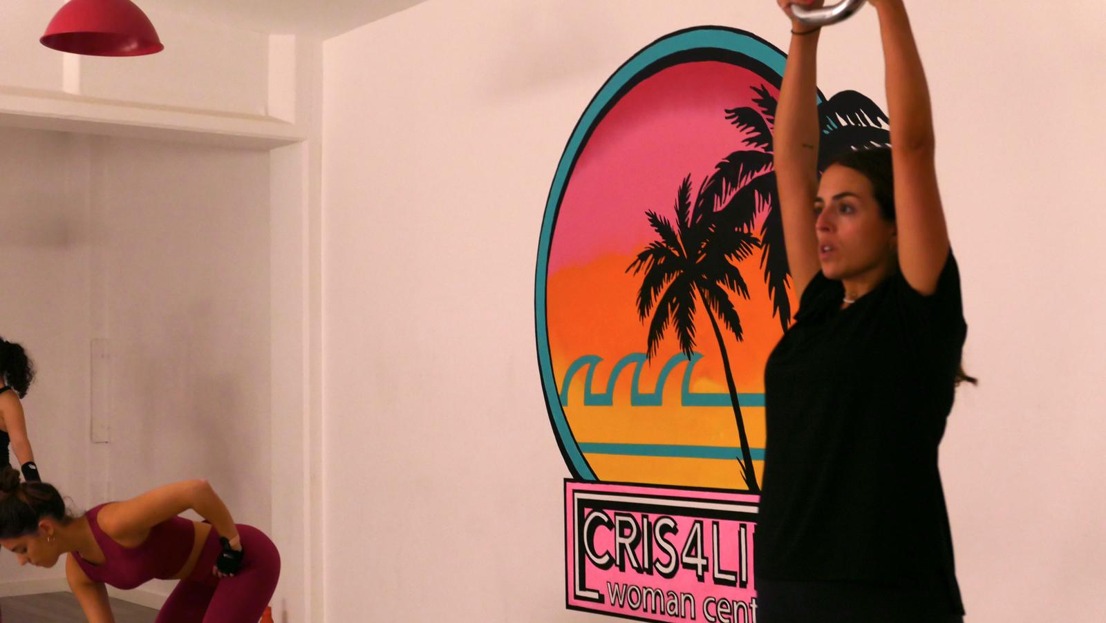 Mujeres entrenando con kettlebells en Cris4life Woman Center
